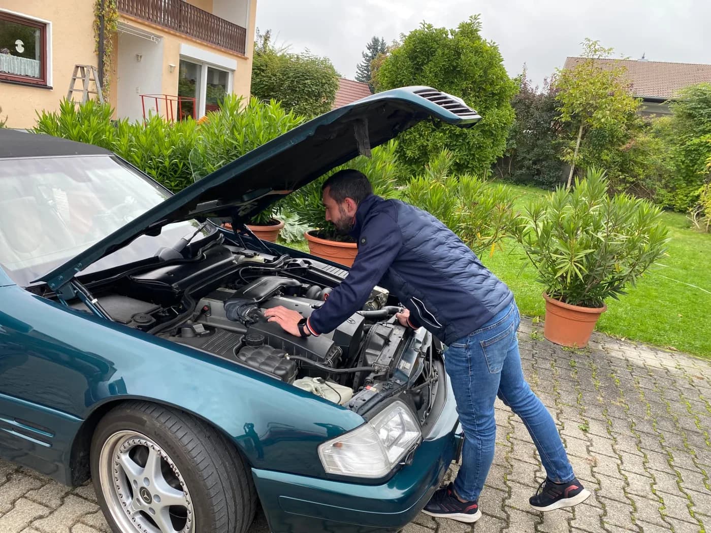 Begutachtung eines Mercedes-Klassikers mit geöffneter Motorhaube