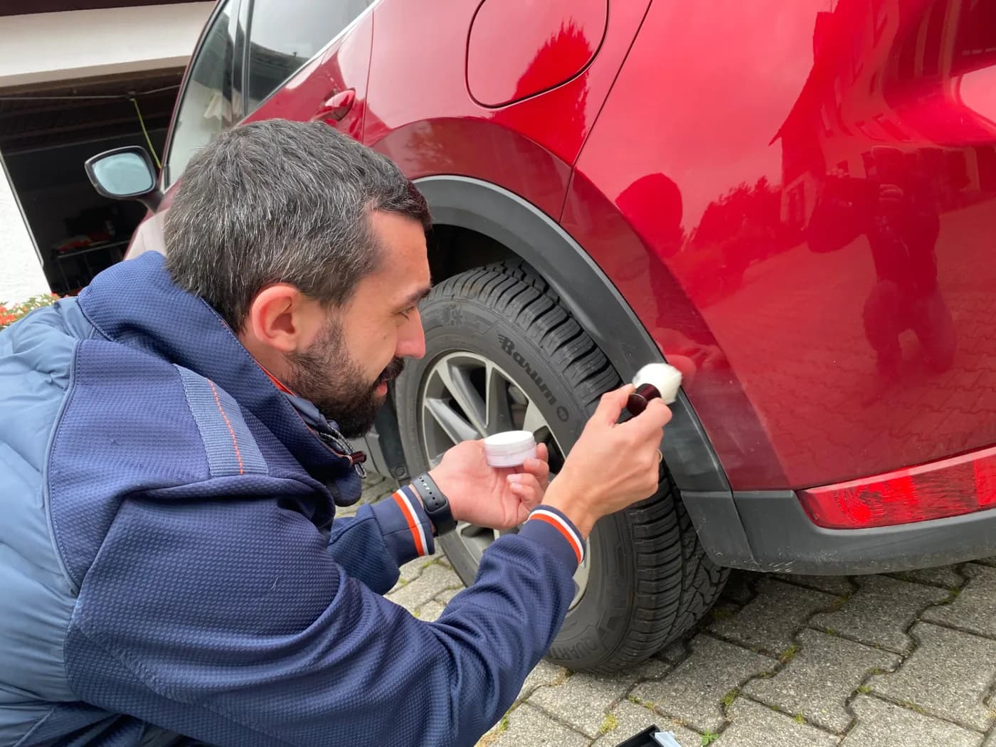 Detailaufnahme einer sorgfältigen Untersuchung des hinteren Kotflügels